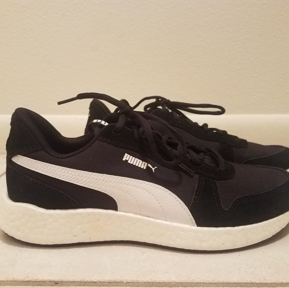 Women's Puma Sneakers *Size 9.5*